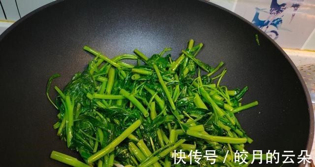 水淀粉|炒空心菜时,不要直接下锅炒,记住这个小技巧,空心菜翠绿可口!