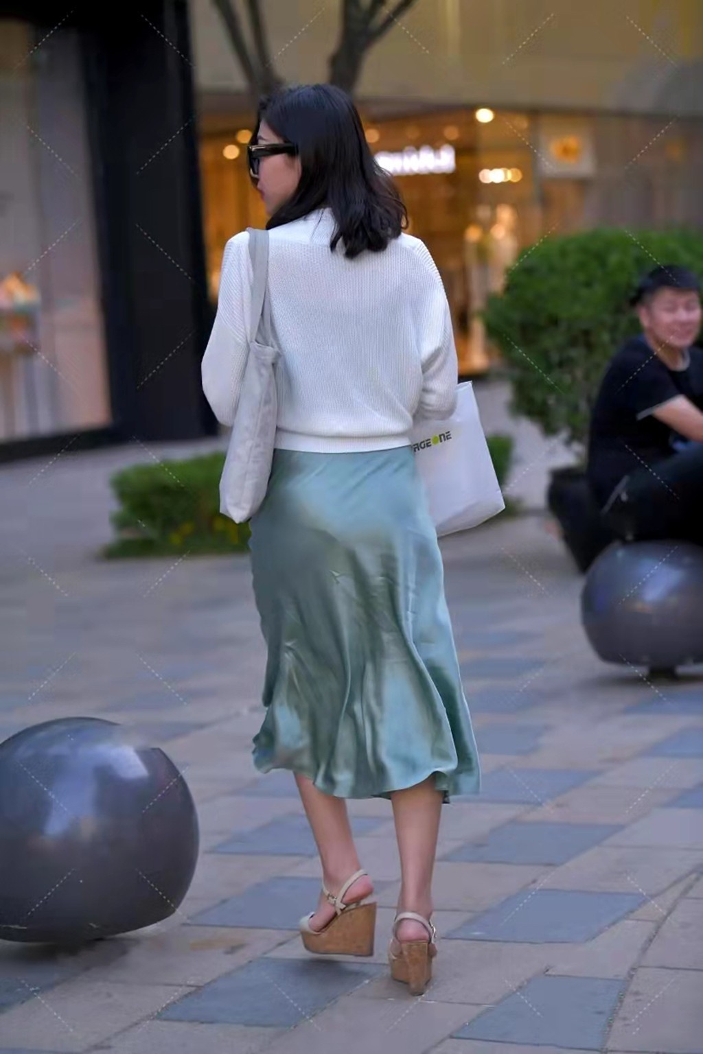 洋气|当真丝面料连衣裙遇上针织毛衣超洋气, 穿上精致又上档次!