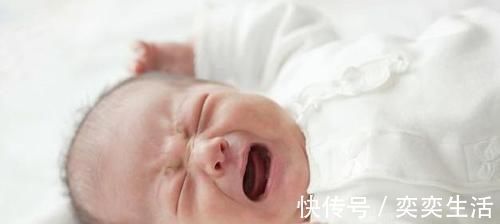 哭闹|为何抱着婴儿站起来,他就不哭了?聪明爸妈用这2招,轻松哄睡娃