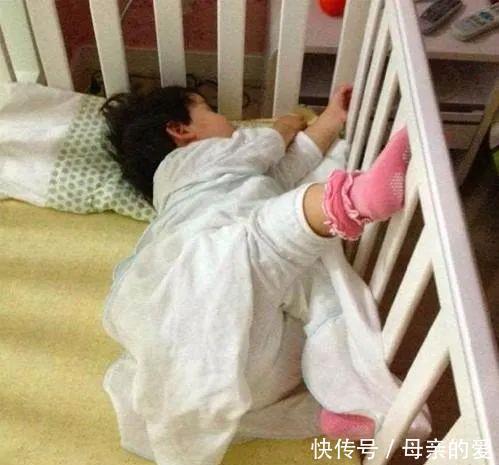 爸妈|一家四口睡姿火了,看的出来爸妈是真爱,两个孩子是意外