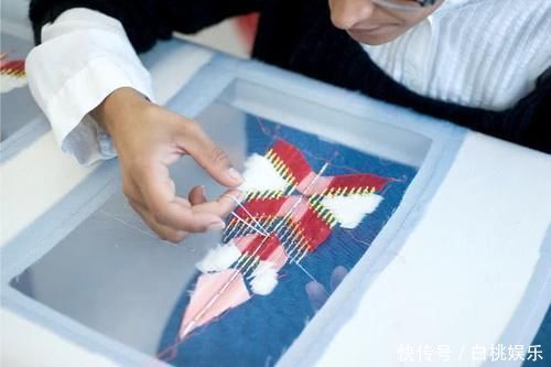 有一种“娇贵”叫香奈儿的衣服,一沾水就报废,图案竟是现场画上去的