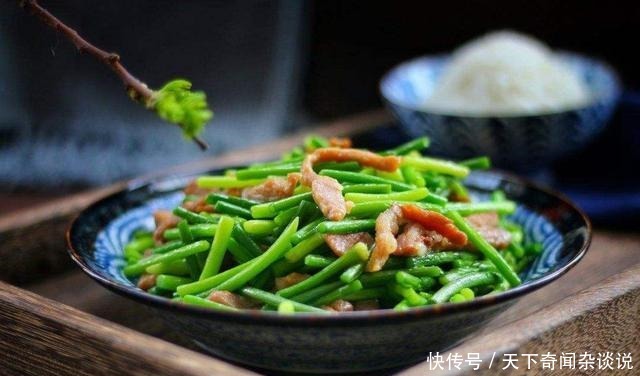 炒蒜苔前用焯水吗难怪蒜苔又硬又不入味,这样做,美味又健康