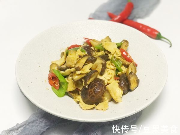 此菜有菇中皇后美称，老年人可以适当多吃，让血液里的脂肪不升高