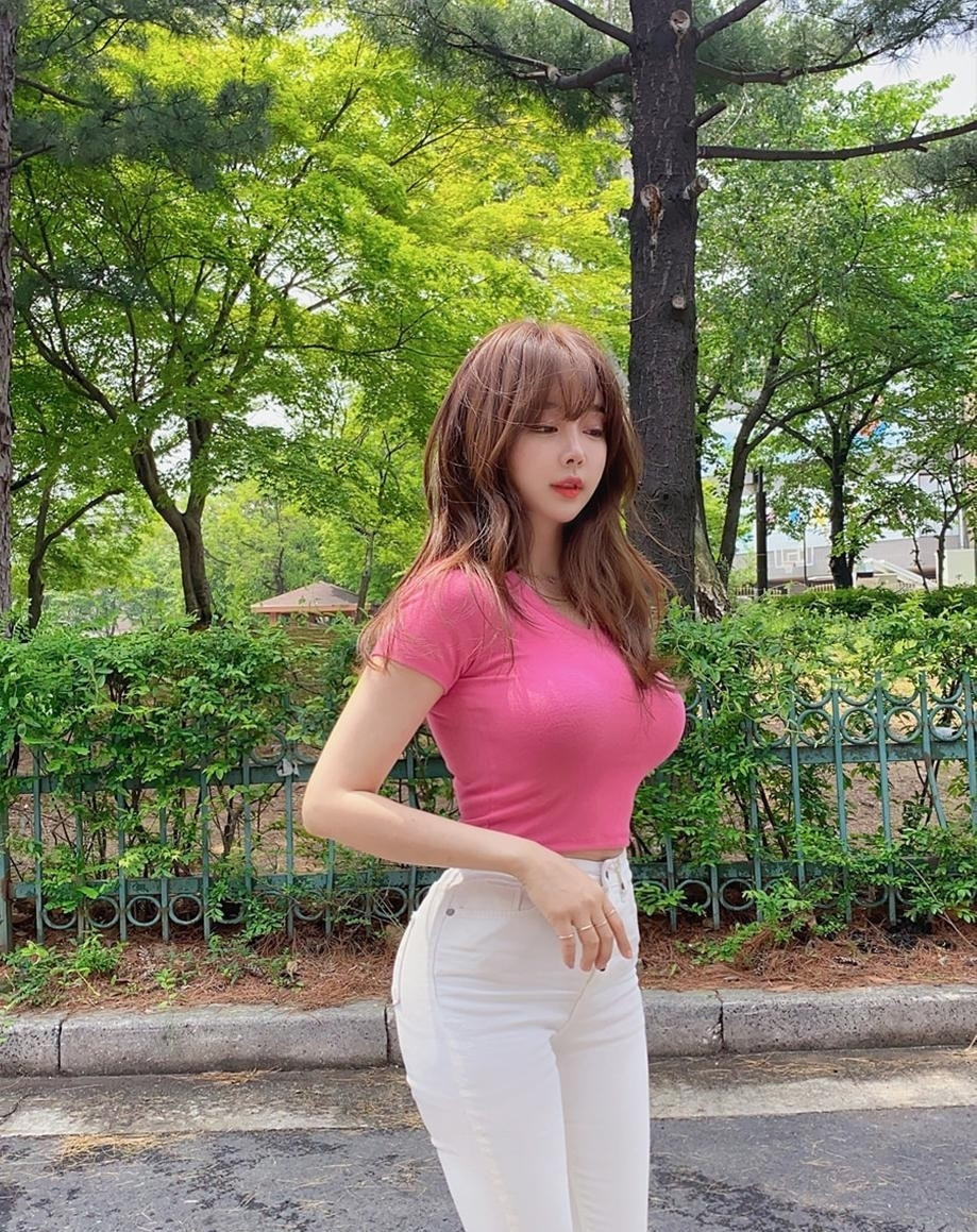 曲线|身材娇小但曲线曼妙的小姐姐, T恤配白色牛仔裤的样子, 美得很惊艳