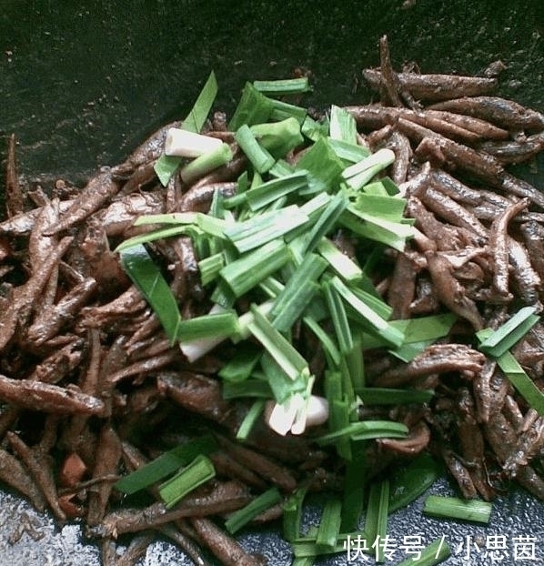 鱼仔干|大热天的, 我炒了这个菜, 香极了, 下饭也下酒, 老公一人吃了一锅米饭
