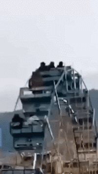 |搞笑GIF段子:哥们去上课了,让我陪他女朋友逛逛学校,她突然向我表白