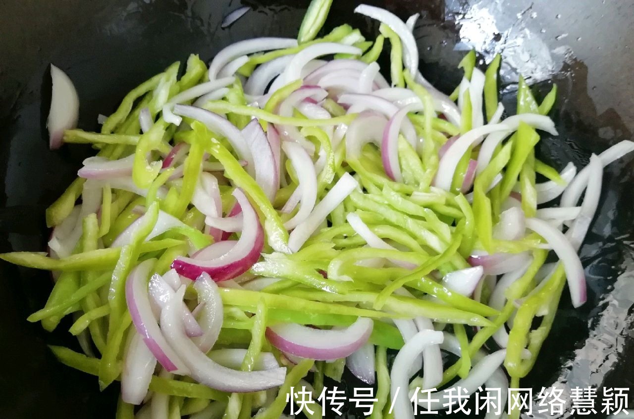 孜然炒肉这样做，满满的烧烤味，焦香脆口，香辣下饭