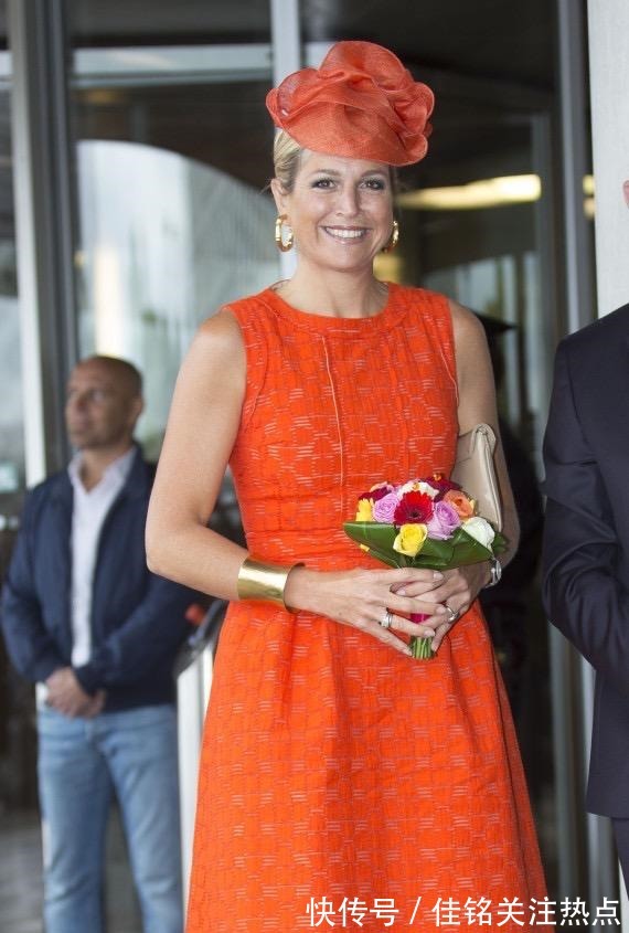 黄色 50岁荷兰王后穿搭用色超大胆,穿遍彩虹色,连英女王也望尘莫及!