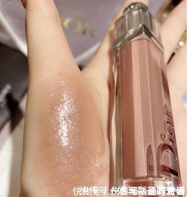 小技巧 氛围感美女唇妆是重点,口红谁都涂,配合小技巧颜值翻倍!