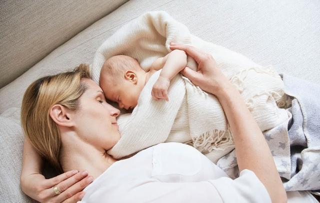 宝妈|宝宝睡觉时现几个信号,暗示要开始用枕头,及时满足对娃脊柱好