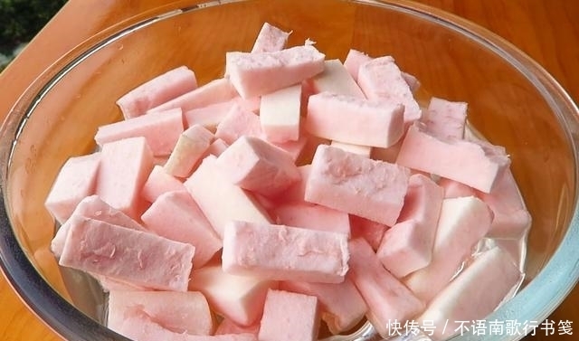 吃完|吃完的柚子皮千万别扔,教你做成糖,晶莹剔透,甜蜜可口,超好吃