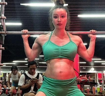 提议|怀孕9个月还在举铁,要不是肚子上的妊娠纹,都看不出她怀孕了