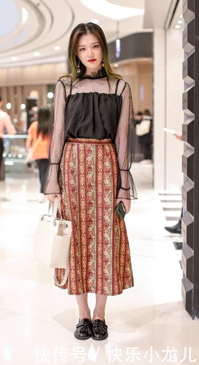 街拍小姐姐穿着黄色的字母印花小背心，可爱又减龄