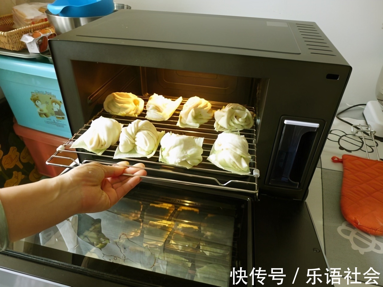 面团|面粉别蒸馒头了，手把手教你做葱香花卷，一压一卷层次多