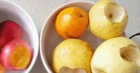 烂了一小部分水果，还能吃吗？实验证明：只有一种情况才需要扔掉