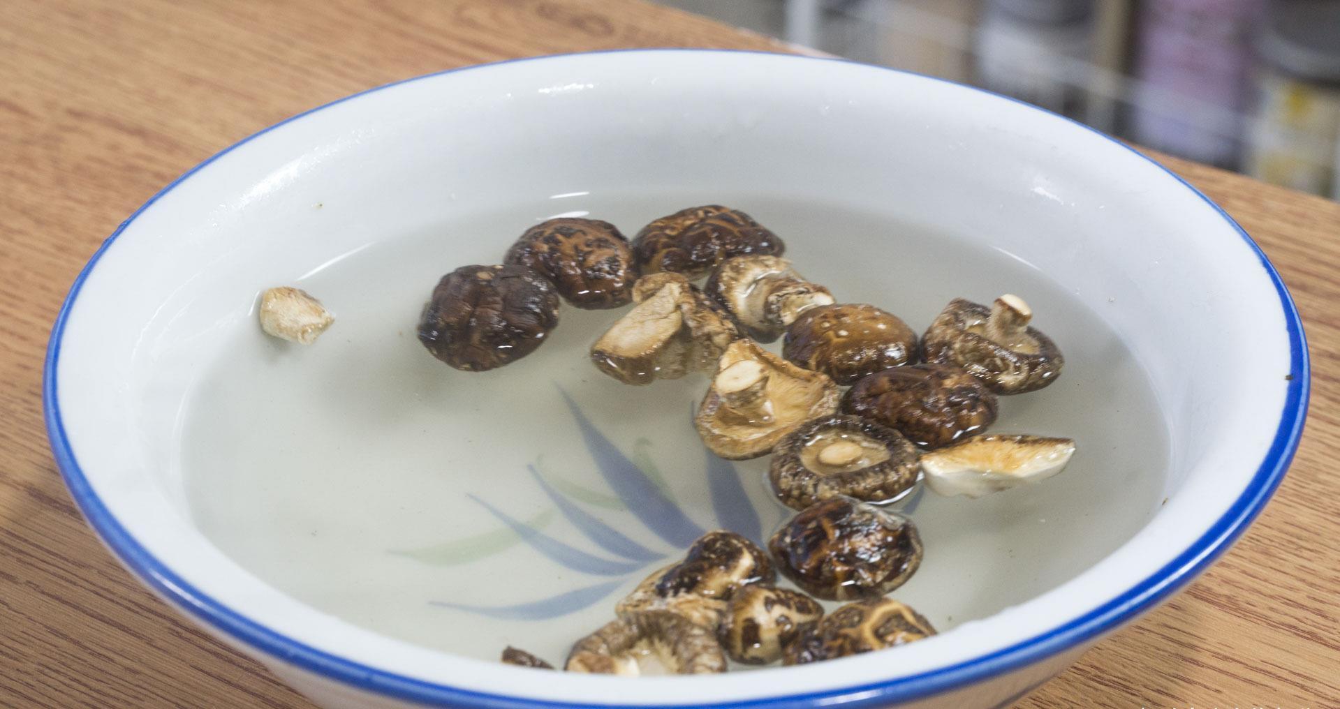 给年夜饭加道菜,“招纳百财”端上桌,寓意财源滚滚,讨个好彩头