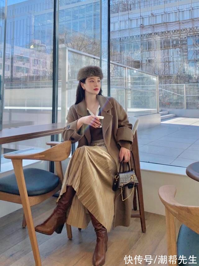 webkit “百褶裙”撑起冬天的女人味，搭配西装大衣都好看，显瘦又有气质