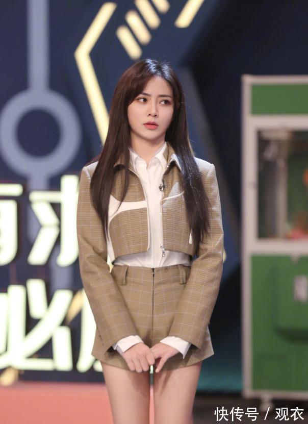 黑色系|谢可寅有多保守?穿西装裤还要搭配内搭,坐下后秒懂