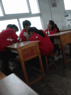 |搞笑GIF趣图:陪客户去喝茶,服务员这倒茶姿势让我有点尴尬