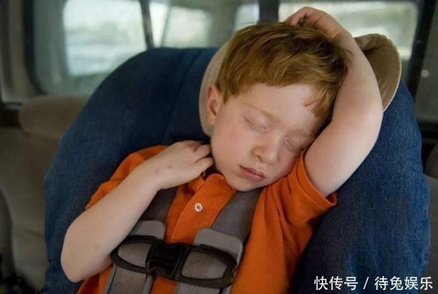 警察|2岁男孩被粗心家长锁车内,警察也无能为力,孩子一个举动自救