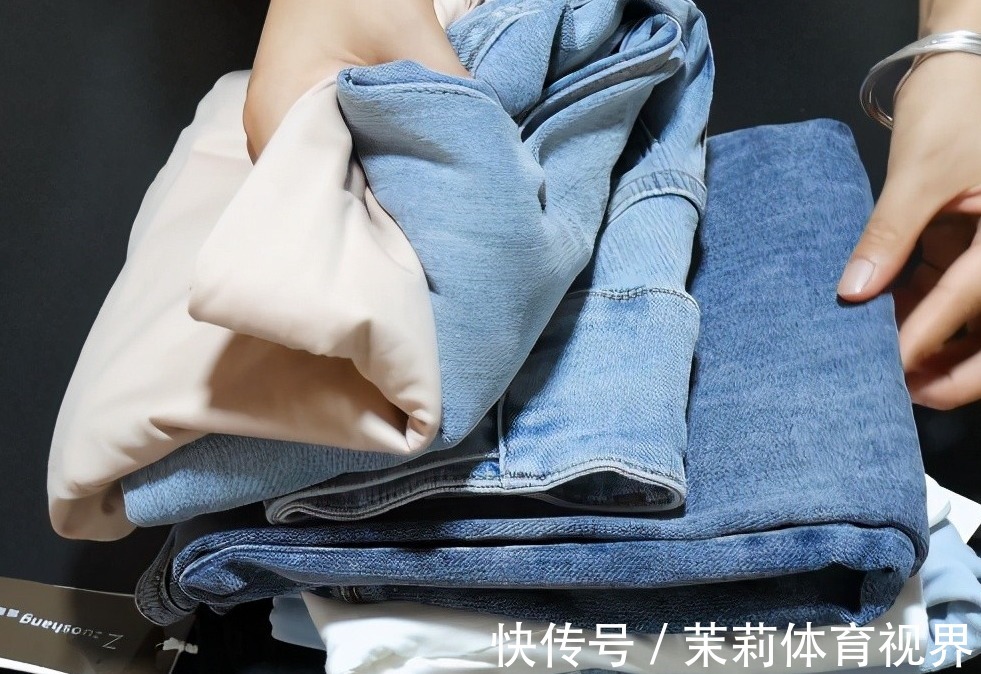 新买的衣服不要直接穿，教你一招，衣服不变形不褪色，穿着更放心