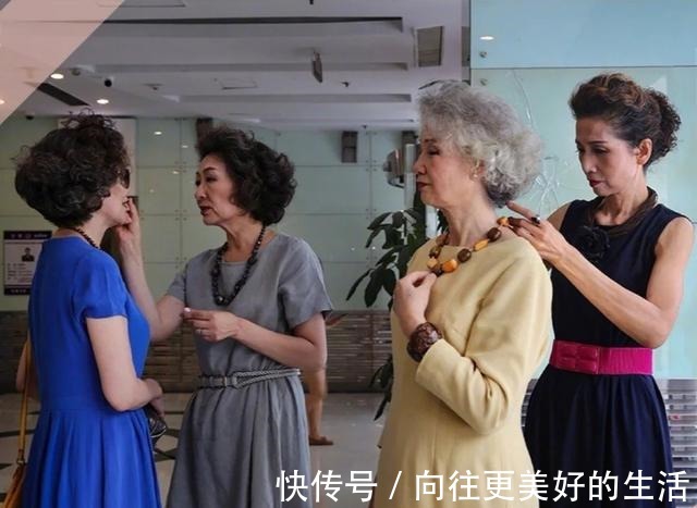 白发 70岁不染发会不会很显老染发阻挡不了衰老,遮掩不如顺其自然!