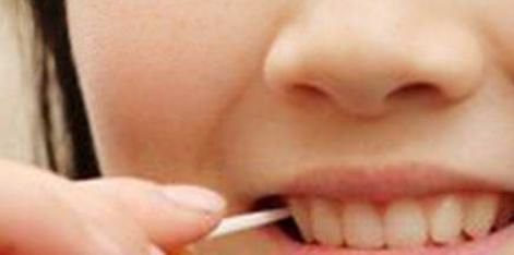 牙缝里“臭烘烘”的东西是啥?多半是此物在“捣鬼”,别忽视了