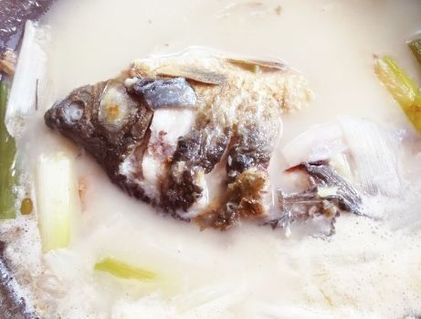 热水|炖鲫鱼汤时,用热水还是冷水做对了,鱼肉嫩滑,汤汁香浓发白