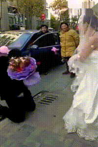 |搞笑GIF段子:兄弟,别求她了, 这婚不结反而是件好事!