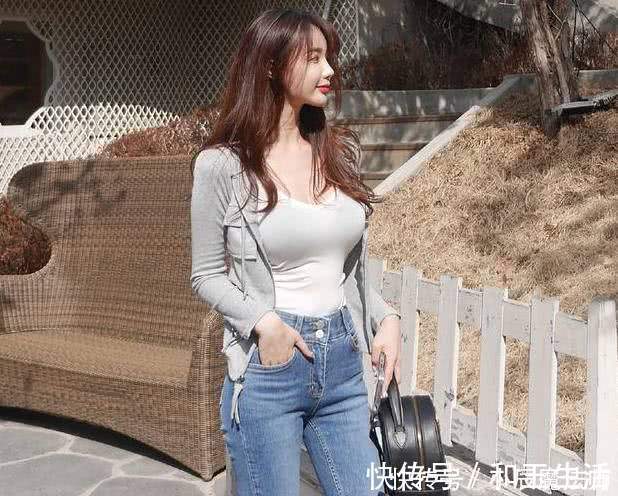 街拍 小姐姐穿修身时尚的紧身牛仔裤，强大的气场不断吸引异性的目光