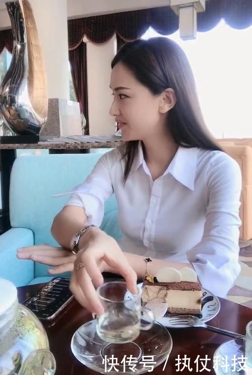 干净清新的白衬衫小姐姐，如一阵扑面而来的清风