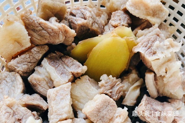 炖牛肉时,只需加入一勺特殊食材,牛肉软烂鲜香没腥味,百试百灵