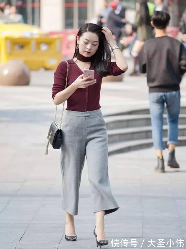 气质 美女街拍:小姐姐宽腿裤绽放出不同的魅力,展现出可爱美丽的气质