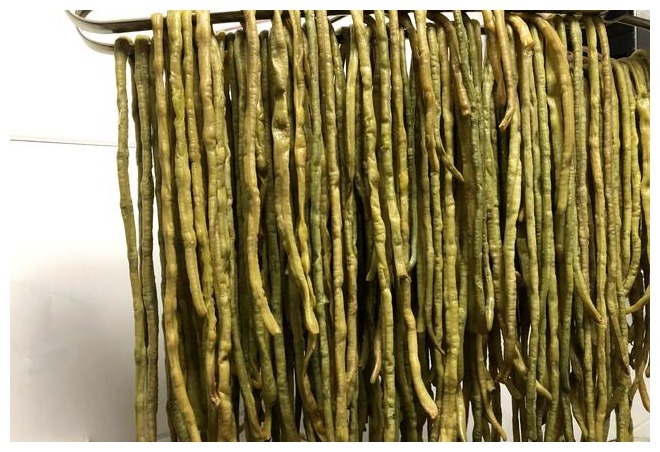 秋天这种蔬菜多买点,价格亲民,晒干留着冬天吃,比新鲜的还好吃