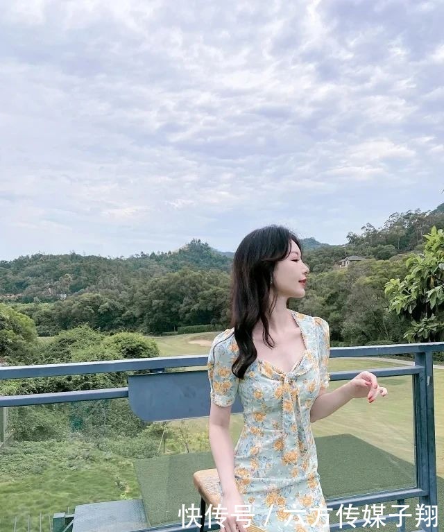 这身印花裙真有特色,V领处打个蝴蝶结,女人的贵气立马浮现