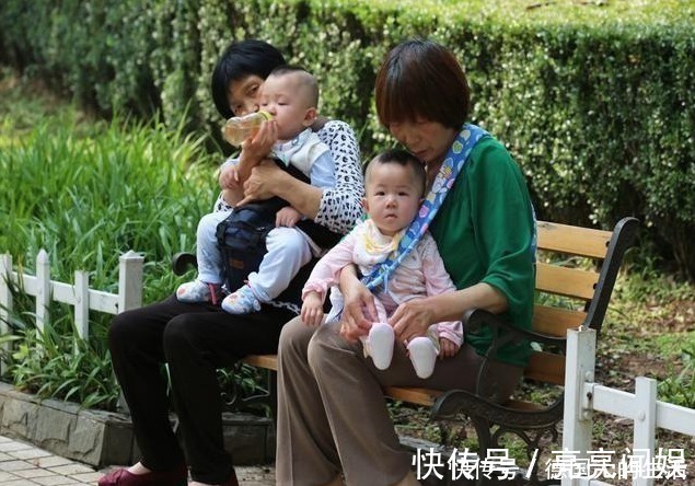 老人们|家里“独苗”刚出生,爷爷外公凝视半小时不动,网友:以为是照片