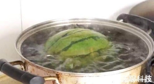 小伙把西瓜放锅里煮了2小时,开始遭人嫌弃，出锅后抢着吃!