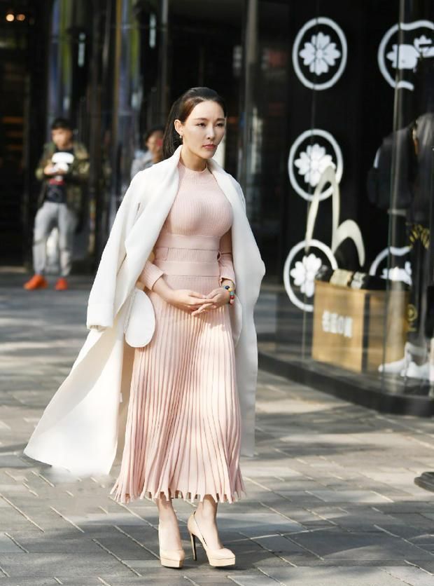 连衣裙|逛街穿着连衣裙, 是选择高跟鞋还是平底鞋, 那种搭配更美?