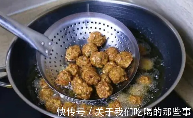肉丸子|做肉丸子时,记得放3样调料,丸子香浓没腥味,鲜嫩Q弹,太好吃了