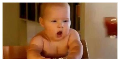 宝妈|1岁宝宝用手抓面吃,看到宝宝战绩,网友:爷爷奶奶是绊脚石