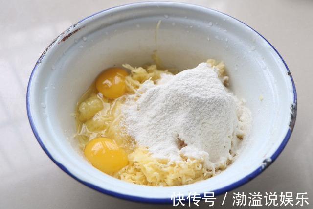外酥里嫩的早餐饼，2个土豆3个蛋煎一煎，一上桌就被孩子扫光