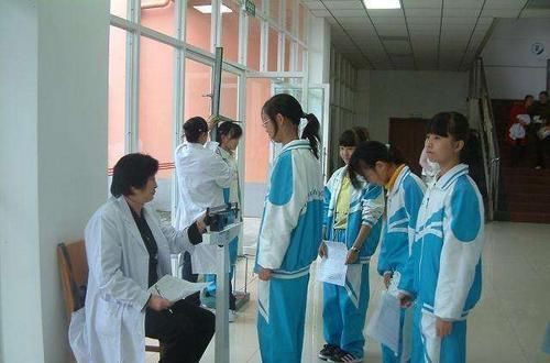 玲玲|女孩几岁开始“停止长高”不是18岁,首次月经才是停滞关键