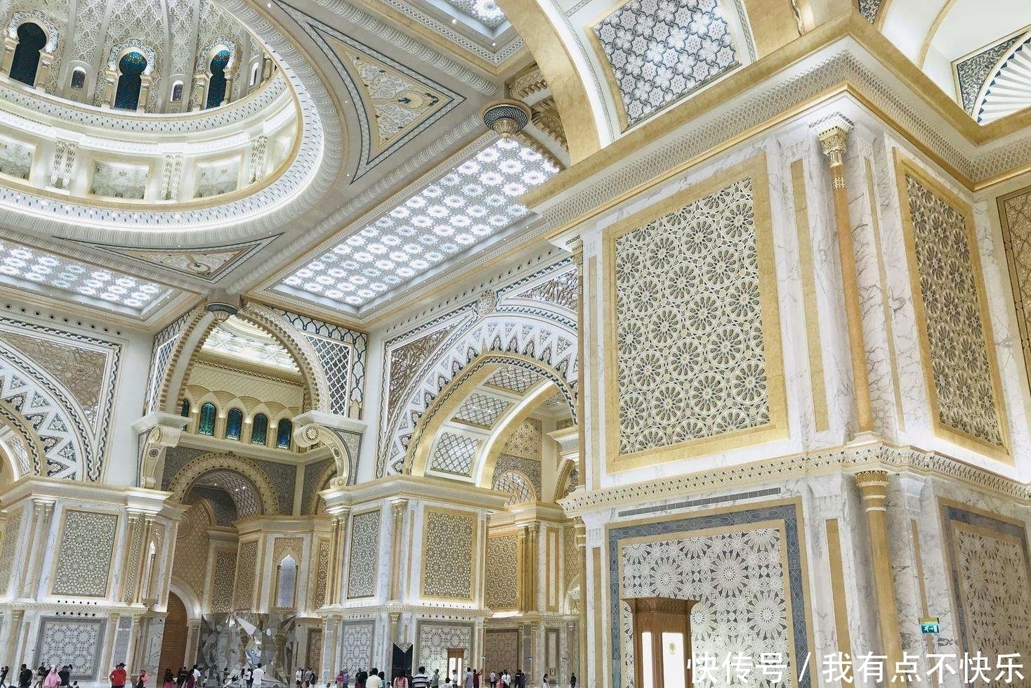 世界唯一的八星级酒店，花费30多亿美元建造，游客：国王般待遇！