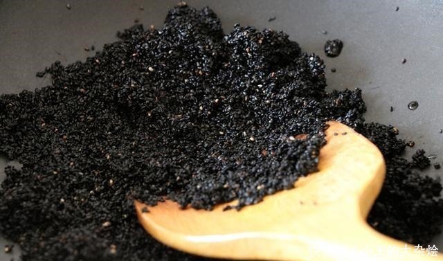 炒芝麻时,牢记“1不放4窍门”,芝麻不糊不苦,颗颗酥脆香味浓