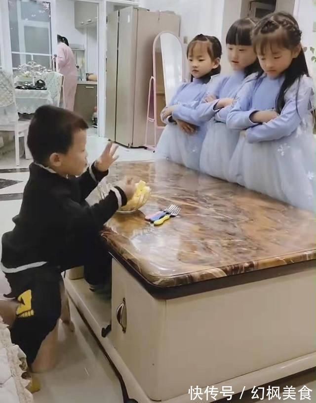 护食|弟弟在家吃“独食”,三个姐姐现身后,弟弟的表现笑翻网友满满的求生欲