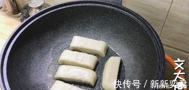 糯米粉开水烫一烫,比年糕简单,比糍粑好吃,一学就会