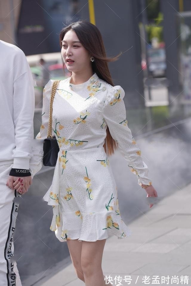 搭配|初秋优雅风穿搭,一身简约印花连衣裙搭配高跟鞋,简单大方显气质