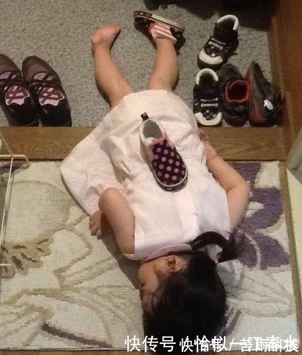 宝宝|妈妈在网上晒出宝宝睡觉的样子,有几张你可能受不了