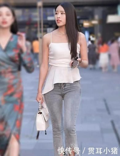 百搭|牛仔裤搭配吊带,百搭又显时髦,展现女性的温柔气息