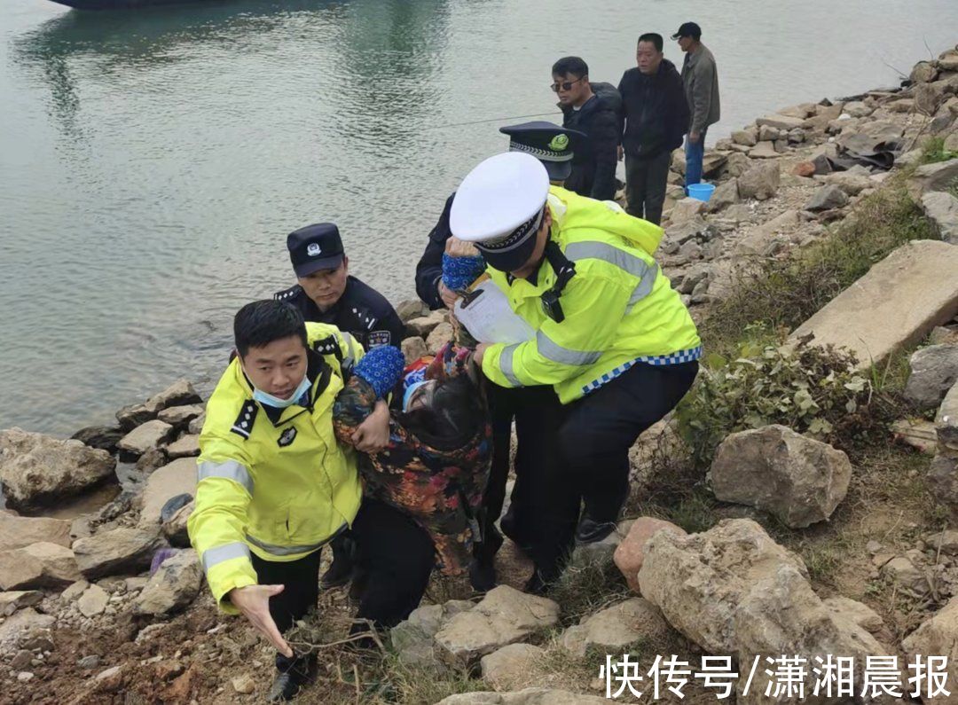 救援|点赞！湘潭交警飞奔到湘江边救下轻生老人